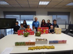 Los voluntarios de “la Caixa” de Mallorca reparten 13 lotes de material lúdico a 10 entidades que trabajan con niños y niñas de CaixaProinfancia